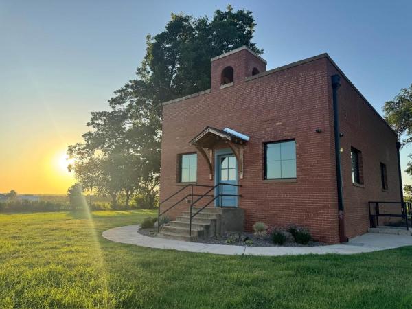 A la foto es mostra l'objecte Luxe 1920 Schoolhouse Sleeps 8 30 Min From Okc situat a la ciutat de Crescent.