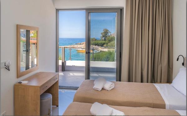 A la foto es mostra l'objecte Phoenix Coastal Heaven situat a la ciutat de Loutro.