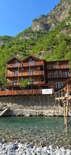 The photo shows the Livadhi Guesthouse located in the city of Mollʼ e Shoshit.