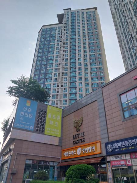 Na fotografii je vidět objekt Giheung Station Lotte Castle nacházející se ve městě Nam-dong.