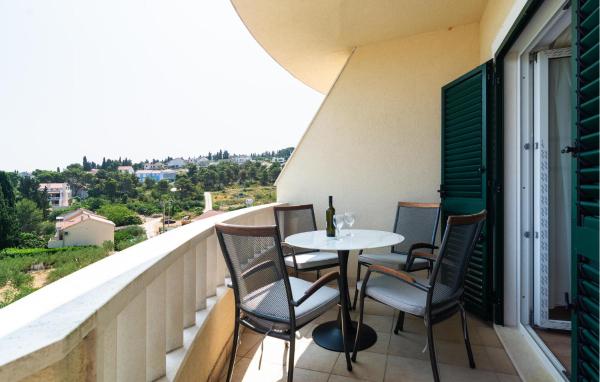 A la foto es mostra l'objecte Awesome Apartment In Sutivan With House Sea View situat a la ciutat de Sutivan.