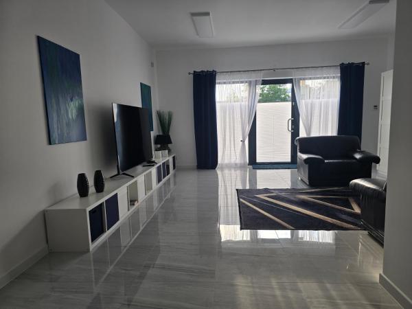 Na zdjęciu widoczny jest obiekt Apartament Gościniec położony w mieście Dąbrowa.