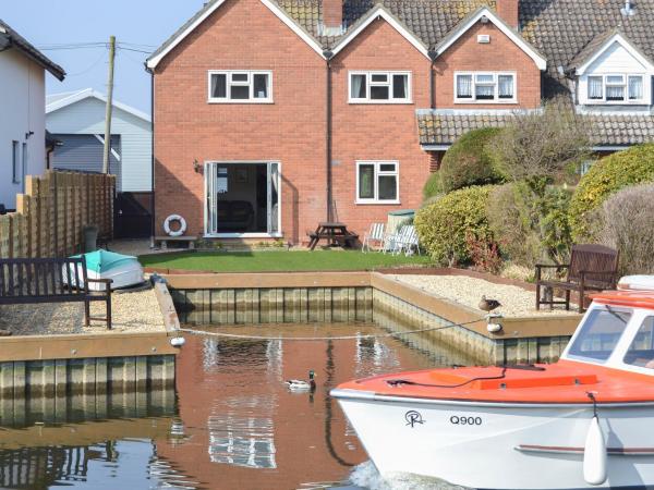 The photo shows the Heron's Quay located in the city of Wroxham.