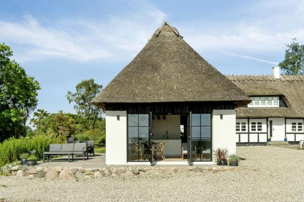 写真にはFrørup市にあるEnjoy Nature In A Thatched Annex From 1860が写っています。