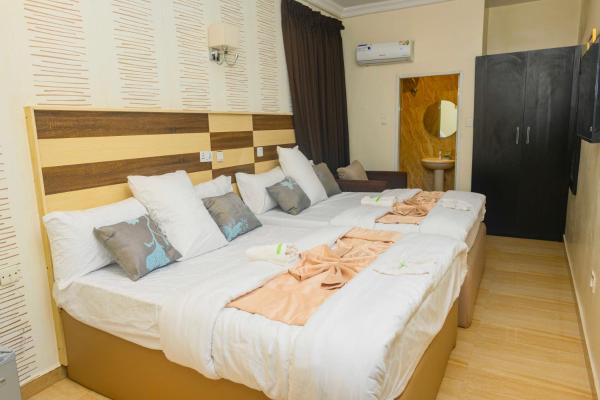 Na fotografii je vidět objekt Proximus Hotel and Suites nacházející se ve městě Umu Oma.