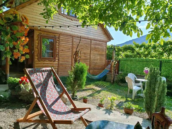 写真にはOni市にあるHotel alisa in rachaが写っています。