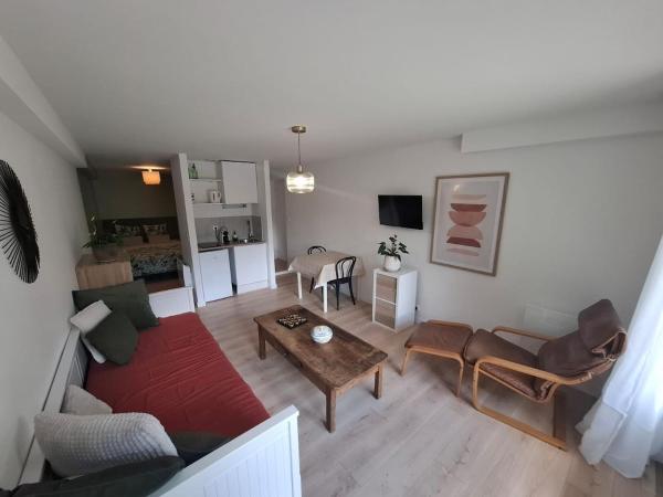 A la foto es mostra l'objecte Studio en rez-de-chaussée de maison situat a la ciutat de Russan.