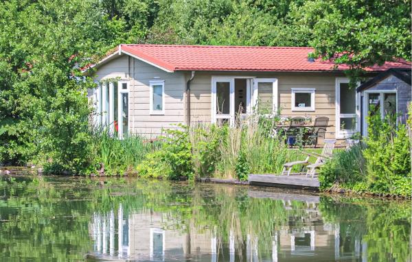 A la foto es mostra l'objecte Cozy Home In Oosterwolde With House Sea View situat a la ciutat de Oosterwolde.