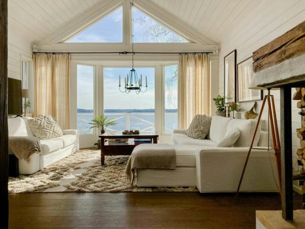 Na zdjęciu widoczny jest obiekt Modern Archipelago Island House With Private Beach położony w mieście Ramsö.
