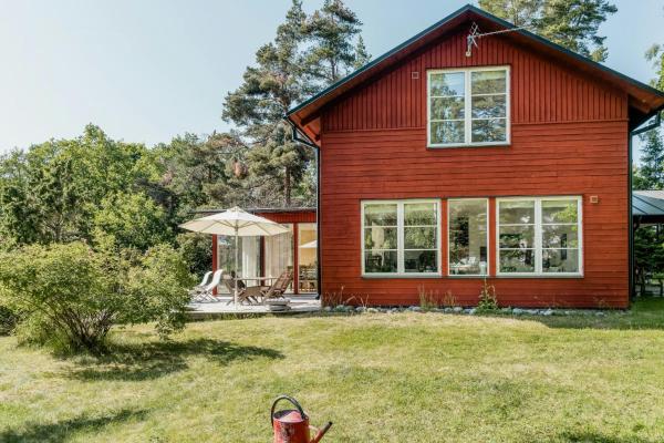 Na fotografii je vidět objekt Archipelago Holiday Home By The Sea Near Stockholm nacházející se ve městě Värmdö.