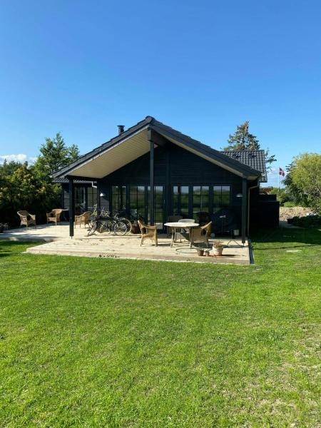 Na fotografii je vidět objekt Modern Holiday Home 5 Minutes From The Sea nacházející se ve městě Karrebæksminde.