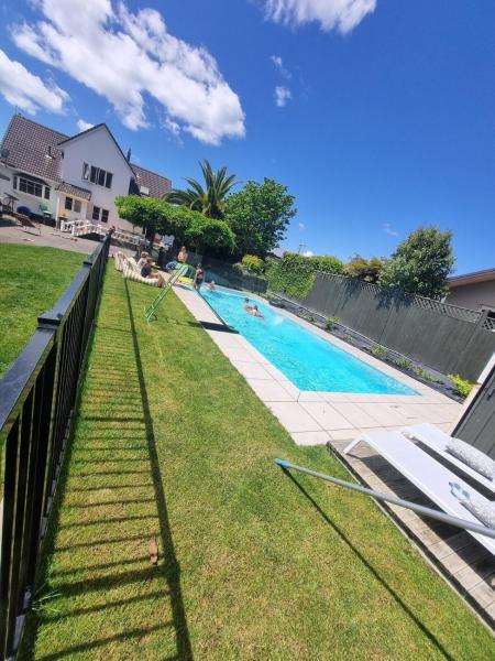 Na zdjęciu widoczny jest obiekt Redwoods Oasis with private Pool Sauna and Spa położony w mieście Ohinemutu.