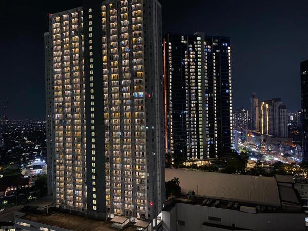 Na zdjęciu widoczny jest obiekt PAKUWON MALL Apartemen Orchard Anderson Tanglin Benson położony w mieście Surabaja.