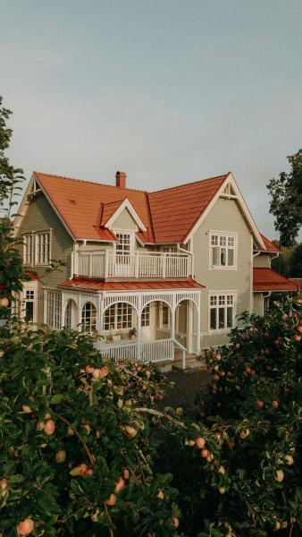 На фото показан объект Large Family House With Garden In Mariefred, расположенный в городе Åkers Styckebruk.