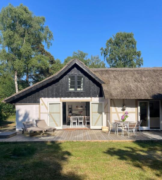 A la foto es mostra l'objecte Modern Farmhouse With Thatched Roof In Rørvig situat a la ciutat de Rørvig.