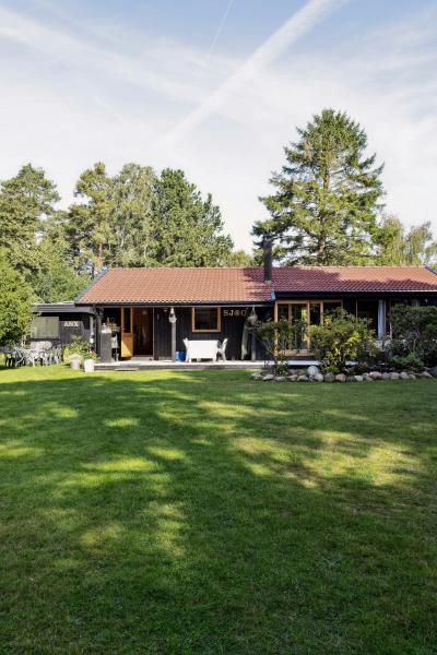 Na foto é possível ver o objeto Enjoy Outdoor Life With Orangery And Kitchen localizado na cidade de Græsted.