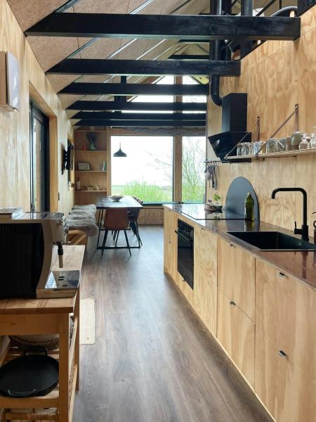 Na fotografii je vidět objekt Modern Wooden House Near Halkær Bredning nacházející se ve městě Borup.