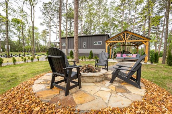 På billedet ses objektet Little Dolly (In The Pines at KY Lake) 105 Pine Grove Lane, Dover, TN 37058 beliggende i byen Dover.