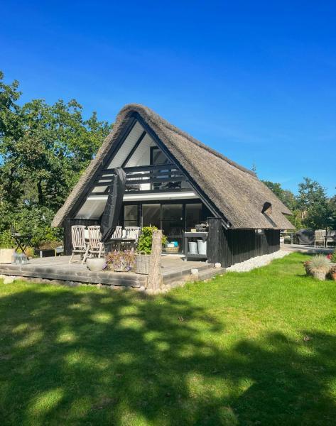 A la foto es mostra l'objecte Thatched Roof House Near Boeslum Beach situat a la ciutat de Ebeltoft.