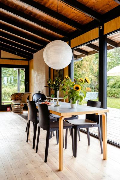 En la foto se muestra el objeto Renovated 70S Home Surrounded By Lovely Nature ubicado en la ciudad de Høve.