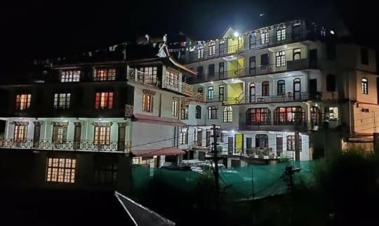 Na fotografii je vidět objekt Hotel tashi deleg nacházející se ve městě Karpat.