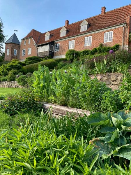 A la foto es mostra l'objecte Artistic Gardener's House At Kollerup Estate situat a la ciutat de Hinge.