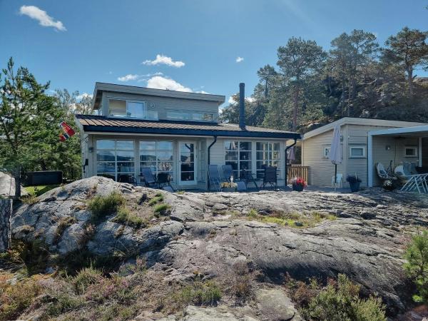 På billedet ses objektet Beautiful Cabin With Sea View In Kragerø Isles beliggende i byen Jomfruland.