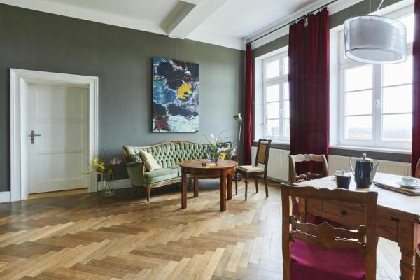 Na fotografii je vidět objekt Stylish Suite With Garden View nacházející se ve městě Hohen Mistorf.