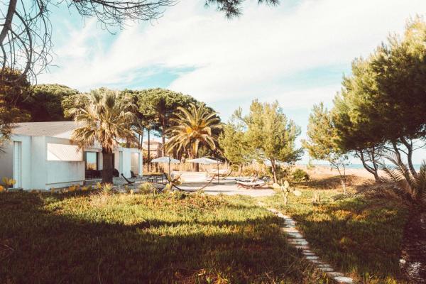 Na fotografii je vidět objekt Elegant Architect-Designed Home In Upper Corsica nacházející se ve městě Pruno.