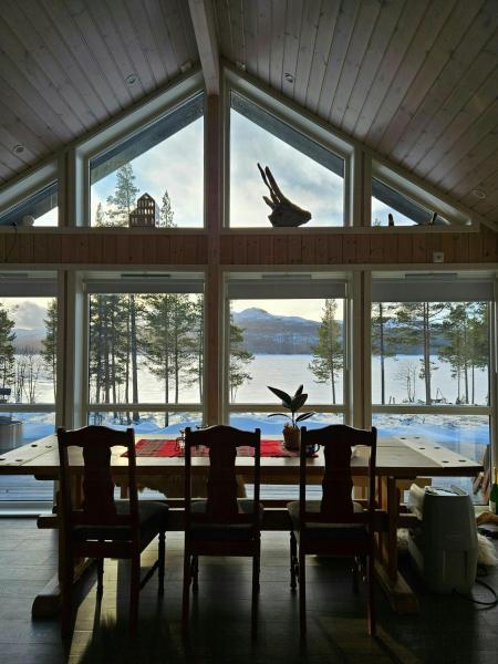 Na foto é possível ver o objeto Modern Cabin With Panoramic Views Near Langedrag localizado na cidade de Tunhovd.