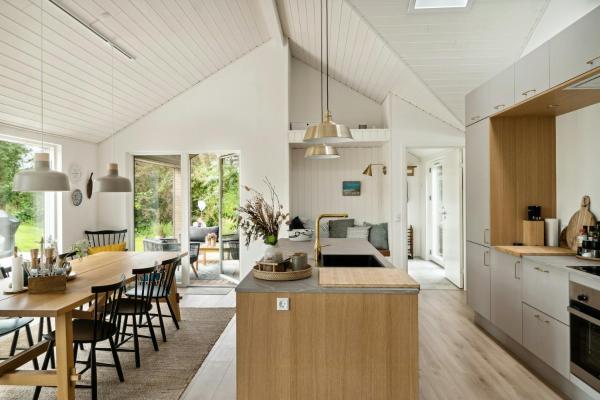 写真にはRis市にあるModern Home With Personal Touch Near Ordrupが写っています。