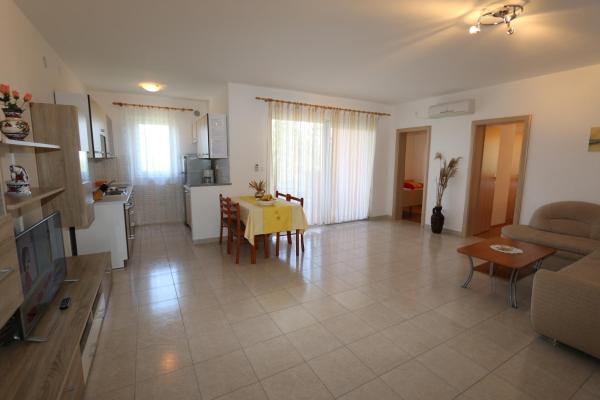 Op de foto is het object Apartments Dudovic te zien, gelegen in de stad Šilo.