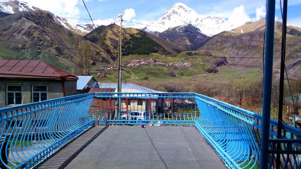 Na foto é possível ver o objeto Blue Guesthouse localizado na cidade de Stepantsminda.