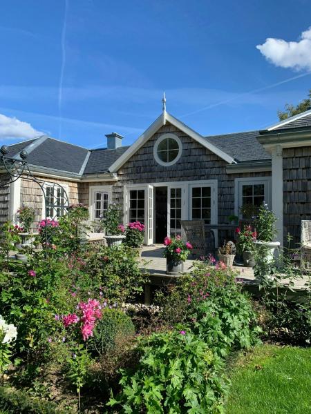Na zdjęciu widoczny jest obiekt New England Inspired Holiday Home In Rågeleje położony w mieście Rågeleje.
