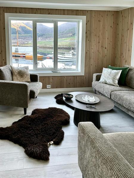 På billedet ses objektet Charming & Modern Seaside House In Valsøyfjord beliggende i byen Glerem.