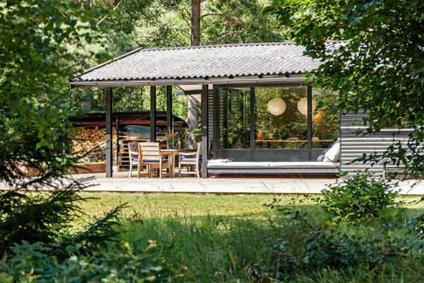 A la foto es mostra l'objecte 60S Log House With Woodland Cabin Vibe situat a la ciutat de Frederiksværk.