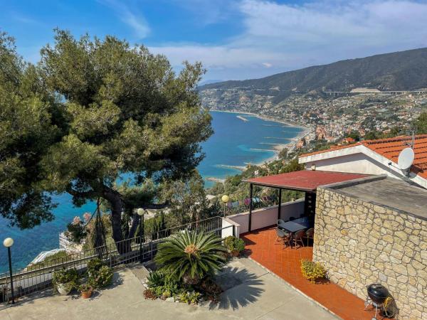 Na fotografii je vidět objekt Villa With 180-Degree Views Of The Sea nacházející se ve městě Ospedaletti.
