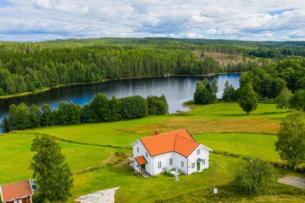 Na zdjęciu widoczny jest obiekt Old Mission House With Lake View Near Töcksfors położony w mieście Töcksfors.