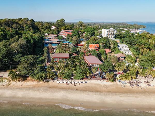 Na fotografii je vidět objekt Baansuan Aokhai Beach Resort nacházející se ve městě Ko Munnork.