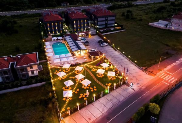 写真にはシレ市にあるUçar Royal Hotel ve Konferans Salonuが写っています。
