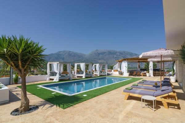 På billedet ses objektet Villa Yammas, 5-Bedroom Stone Villa with Private Pool, Walking distance from Beach beliggende i byen Dhrámia.