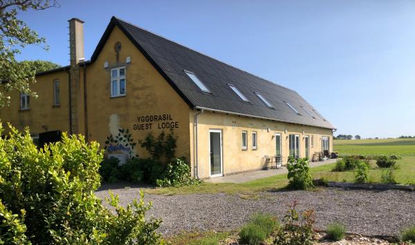 På billedet ses objektet Yggdrasil Guest Lodge beliggende i byen Østerlars.