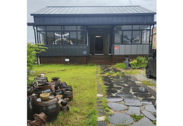 Nella foto è visibile l'oggetto Buyeo Eoksae Jeongwon Pension situato nella città di Nonsan.