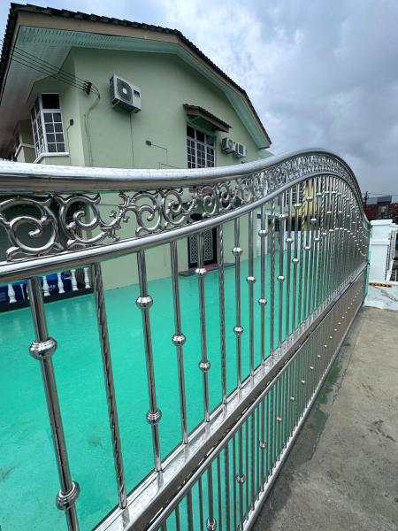 The photo shows the D Lu lu Homestay, great location, good spaces located in the city of Kangkar Teberau.