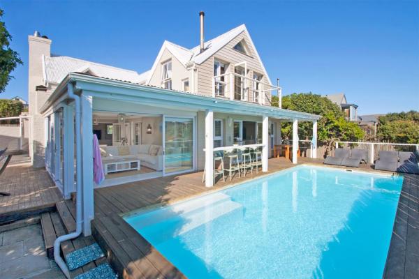 写真にはコメキー市にあるFin Whale Beach Houseが写っています。