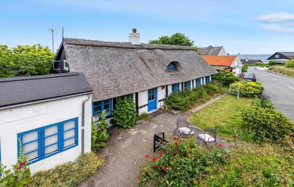 På billedet ses objektet Cozy Home In Allinge With Kitchen beliggende i byen Allinge.