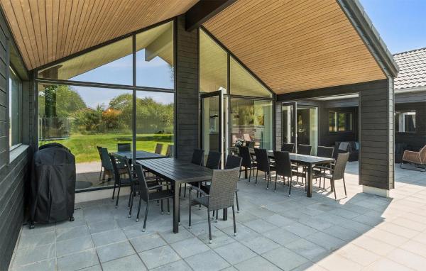 Na fotografii je vidět objekt Amazing Home In Højby With Sauna nacházející se ve městě Højby.