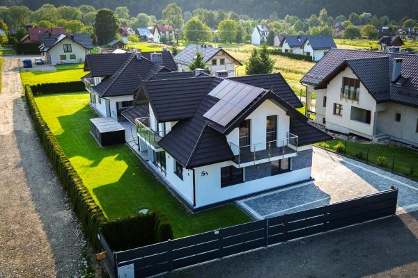 Na zdjęciu widoczny jest obiekt DOMINO-APARTAMENTY Red położony w mieście Krościenko.