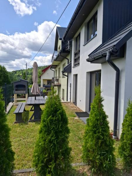 Na zdjęciu widoczny jest obiekt Ważka - dom do wynajęcia położony w mieście Las.