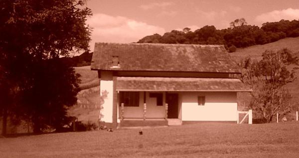 Na fotografii je vidět objekt Opa Moser Haus nacházející se ve městě Iomerê.